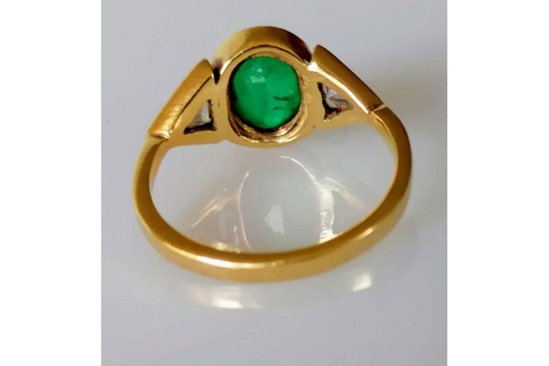 An emerald and diamond gold ring, the oval emerald approximately 8 x 6 mm - Image 4 of 5