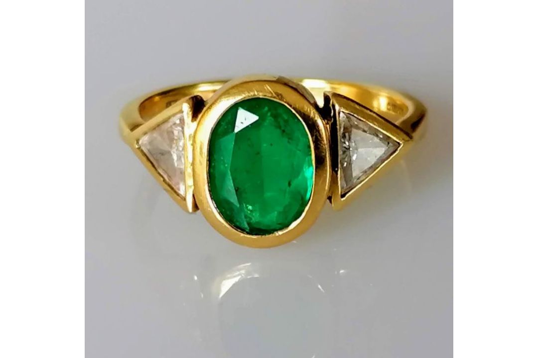 An emerald and diamond gold ring, the oval emerald approximately 8 x 6 mm - Image 5 of 5