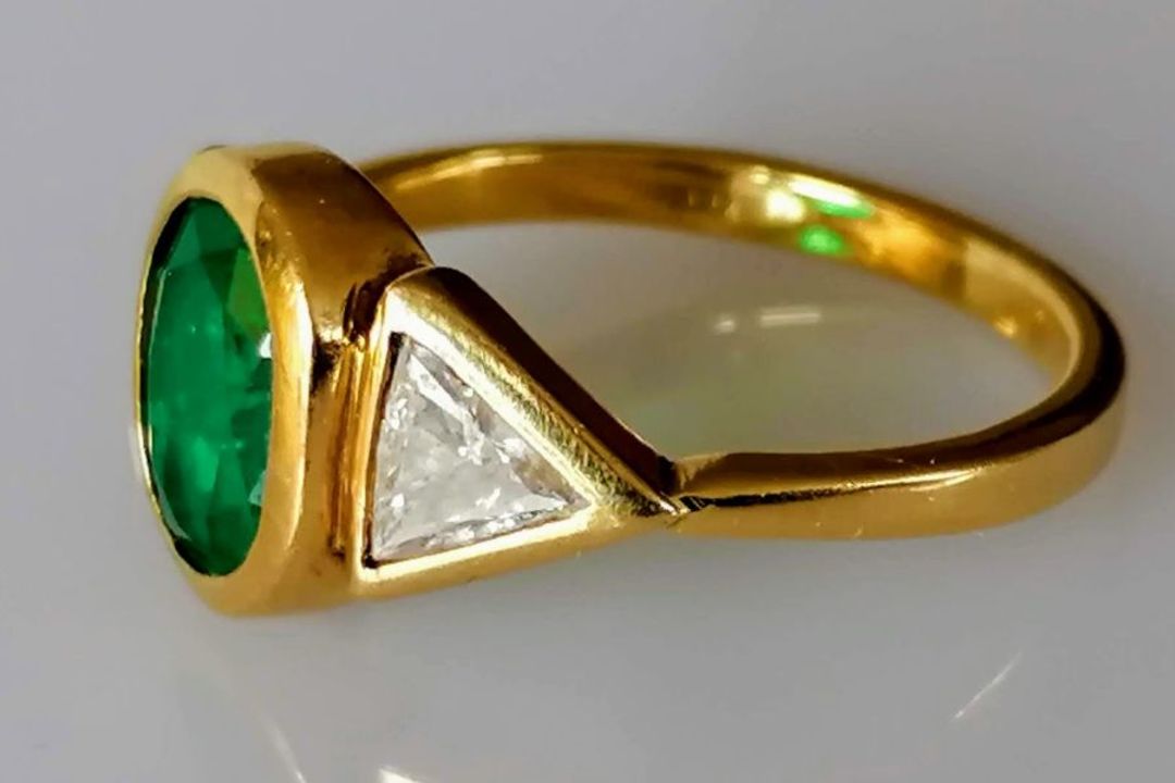An emerald and diamond gold ring, the oval emerald approximately 8 x 6 mm - Image 2 of 5