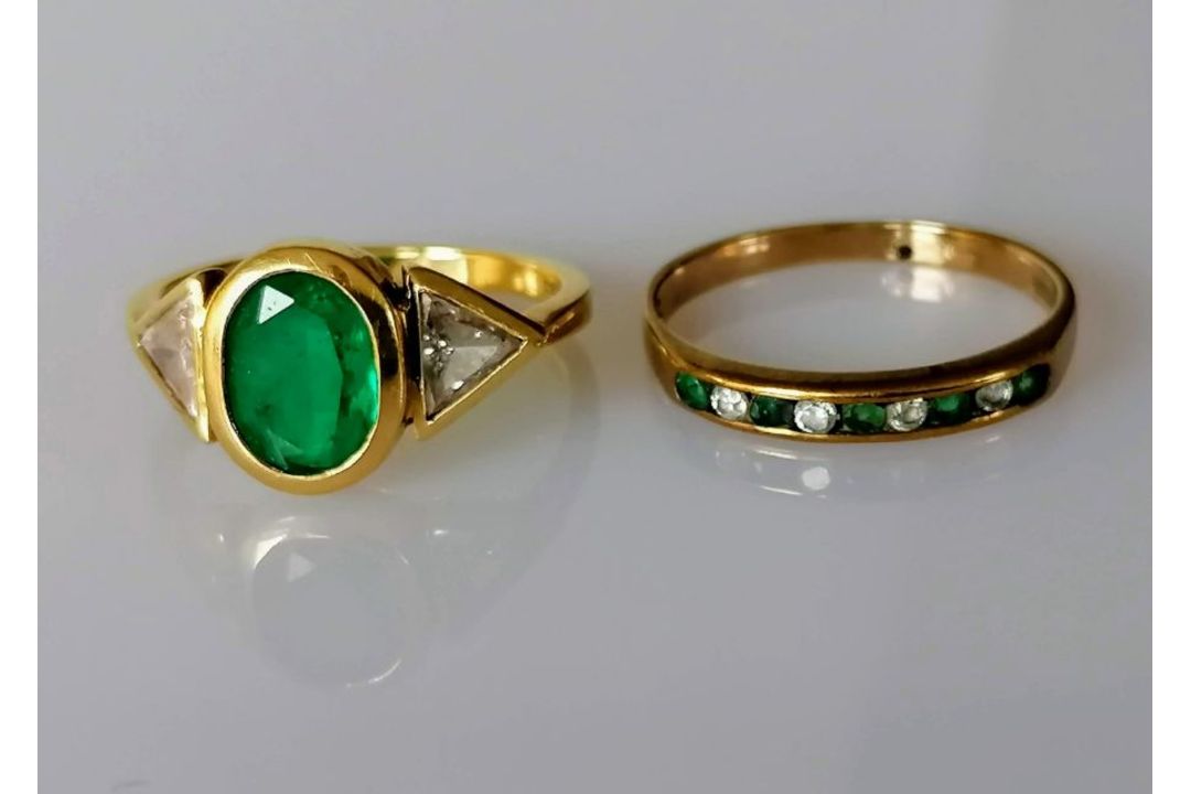 An emerald and diamond gold ring, the oval emerald approximately 8 x 6 mm - Image 1 of 5
