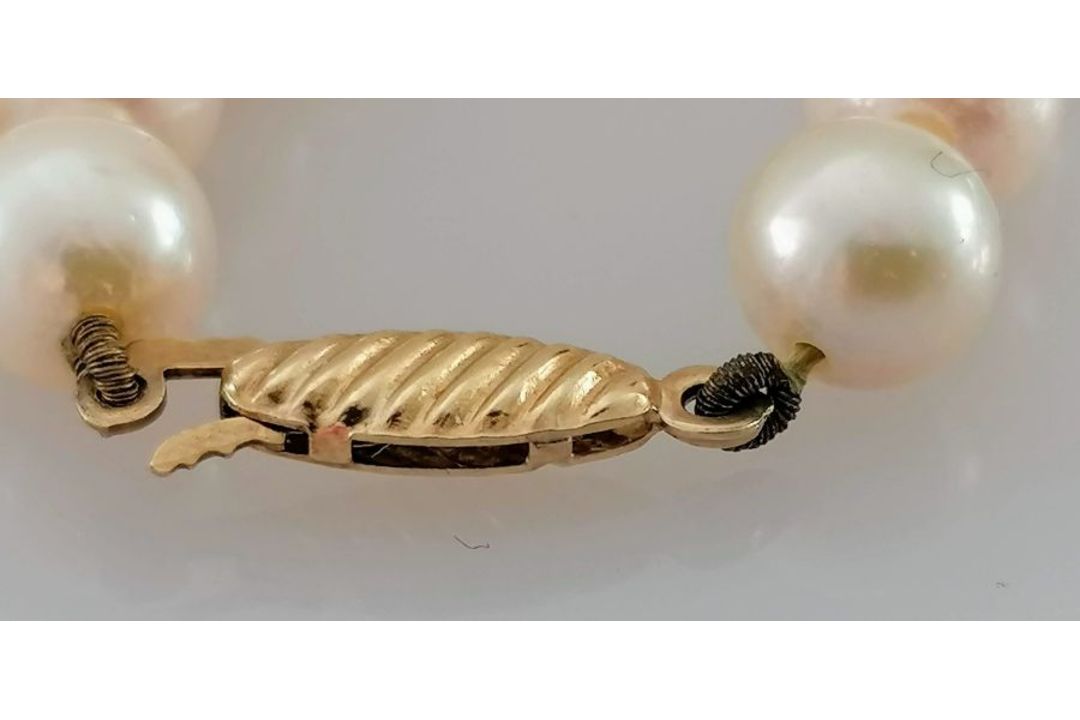 A single row of sixty-one cultured pearls, measuring 6mm to 6.3mm, medium cream colour - Image 1 of 3