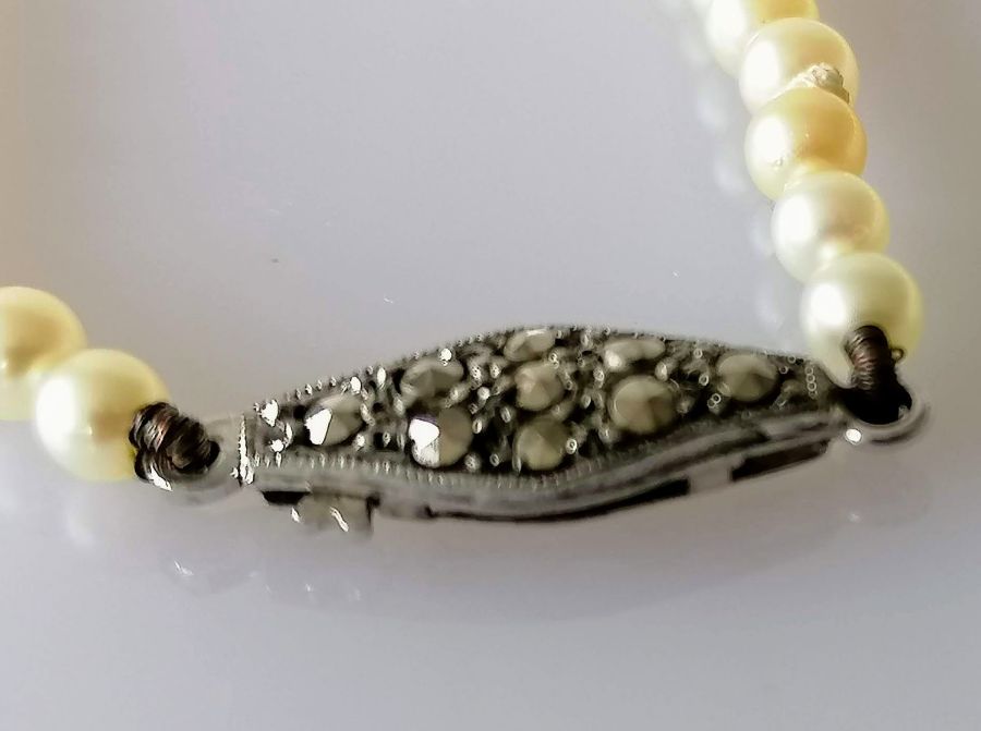 An Art Deco single row of one hundred and three graduated cultured pearls measuring 3.45mm to 7.43mm - Image 3 of 3