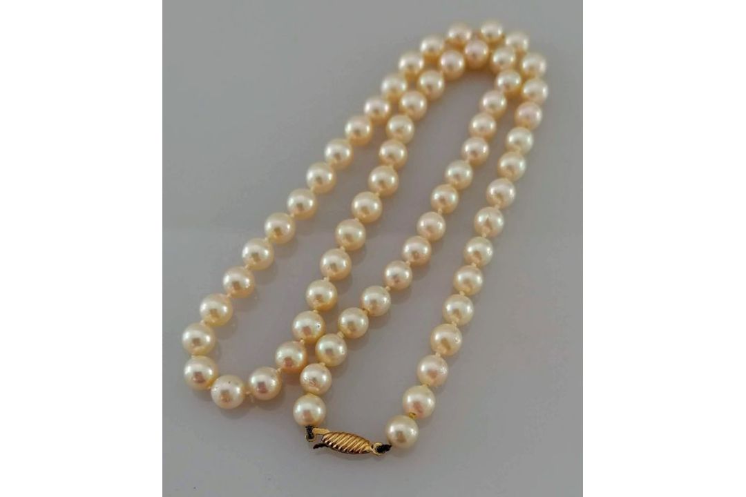 A single row of sixty-one cultured pearls, measuring 6mm to 6.3mm, medium cream colour - Image 2 of 3