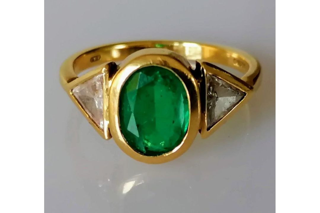 An emerald and diamond gold ring, the oval emerald approximately 8 x 6 mm - Image 3 of 5