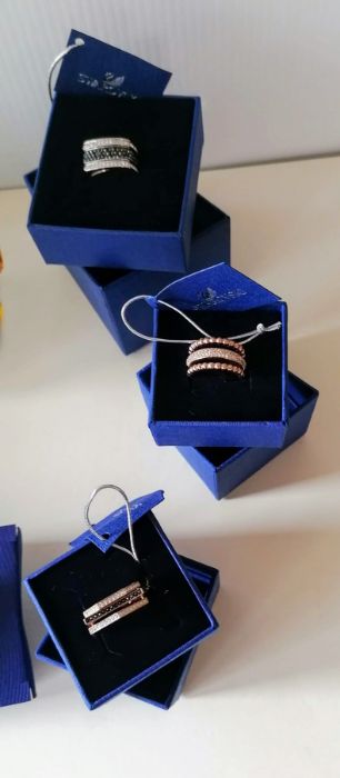 A Swarovski Crystal Leaves Vase, 20 cm H, unboxed; three rings, three pairs of earrings - Image 2 of 3