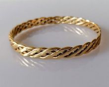 A 9ct gold bangle with woven design, 7 cm, hallmarked, 31g