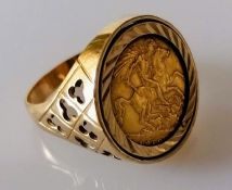 An Edwardian gold half-sovereign ring, 1910, hallmarked 9ct, size T, 9g