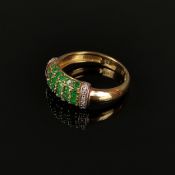 Smaragd-Goldring, 375/9K Gelbgold (punziert), 2,34g, Vorderseite besetzt mit 24 Smaragden, links un