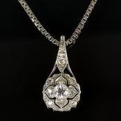 Art-Deco Anhänger an Venezianerkette, 750/18K Weißgold (getestet), 1,26g, mittig blumenförmig einge