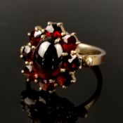 Antiker Granat-Ring, um 1900, Tombakfassung besetzt mit Zentralgranat als Cabochon, umgeben von ein