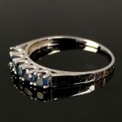 Saphir-Goldring, 333/8K Weißgold (punziert), 1,4g, Schauseite besetzt mit 5 Saphiren, Ringgröße 57