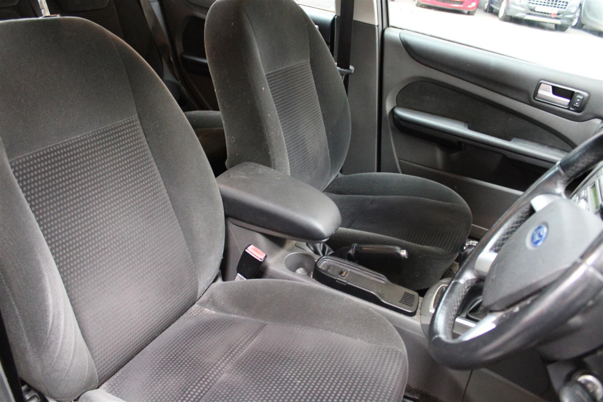 06 06 Ford Focus Ghia - Image 18 of 33