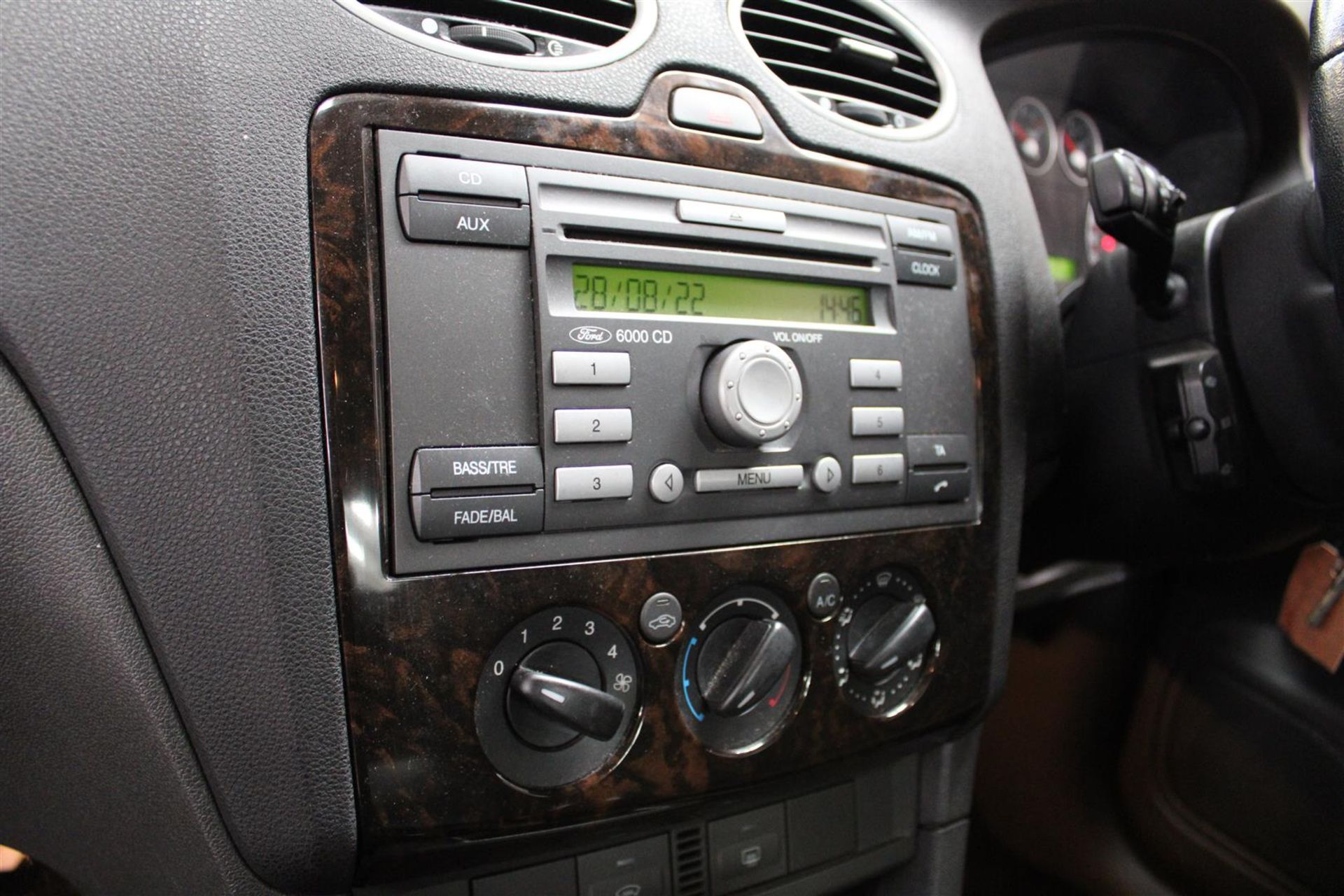06 06 Ford Focus Ghia - Image 7 of 33