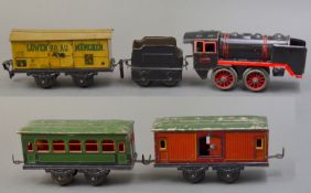 Karl Bub, Fandor Lok mit Tender, Personen-Gepäck-und Löwenbräu Transportwagen, Spur 0, Blech