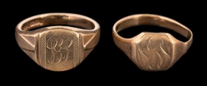 A 9 carat gold signet ring,: the panel engraved with initials,