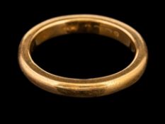 A 22 carat gold ring,: the plain polished band, stamped 22 with full Birmingham hallmarks for 1922,