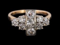 A diamond cluster ring,: the cluster set with old brilliant cut diamonds, approximately 1.