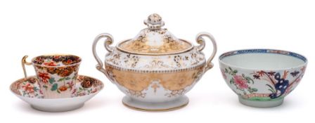 A mixed lot of English porcelain: comprising a Lowestoft 'Redgrave' pattern bowl, circa 1780-85,