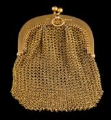 An Edwardian 9 carat gold mesh purse,: designed as interwoven links, with a snap clasp,
