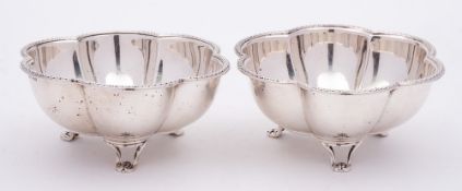 A pair of Edward VII silver dishes, maker Synyer & Beddoes, Birmingham,