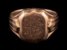 A 9 carat gold signet ring,: the panel engraved with a monogram,