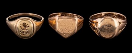 A 9 carat gold signet ring,: engraved with initials, stamped 375,