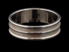 A platinum ring,: the reeded band, stamped 950 with London hallmarks for 2000, maker's mark B & N,