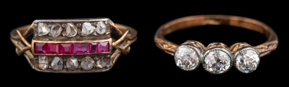 A diamond three stone ring,: set with three old cut diamonds, approximately 0.