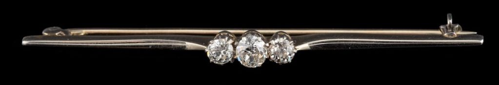 A 1920s diamond bar brooch,: the three old brilliant cut diamonds, approximately 0.