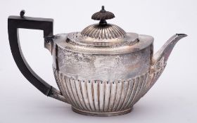A George V silver teapot, maker Goldsmith & Silversmiths Co Ltd, Sheffield,