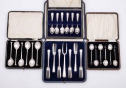 A set of six George V silver pastry forks and cake fork, maker Mappin & Webb, Sheffield,