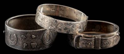 A late Victorian silver hinged bracelet by Jackson Brothers,: decorated with ivy,