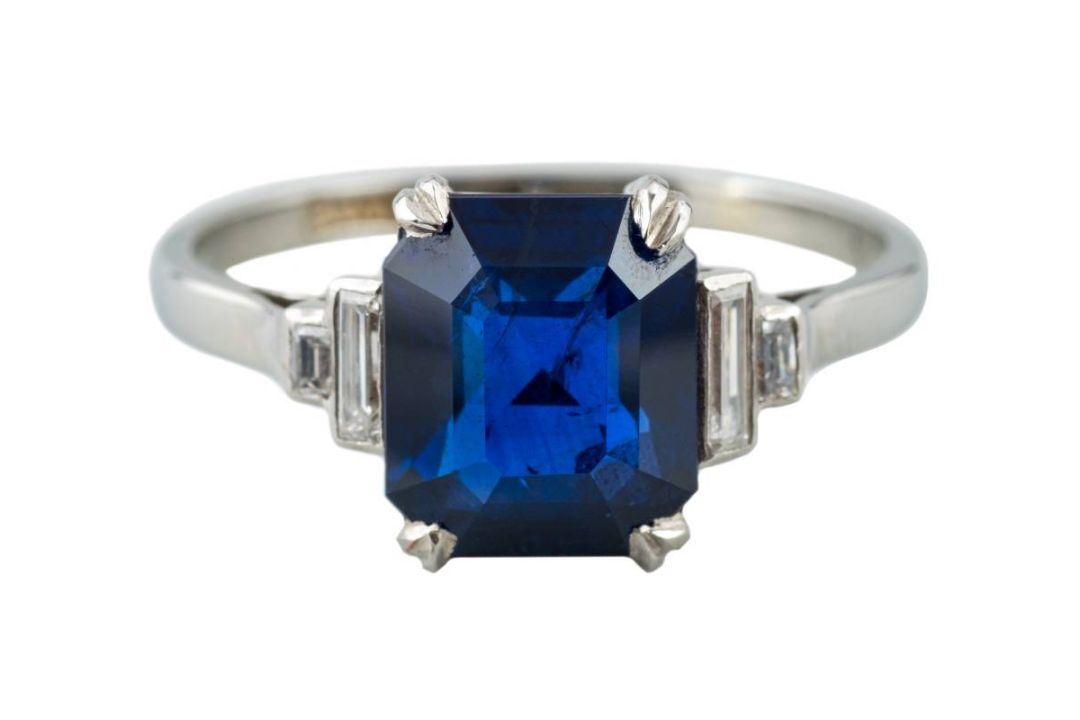 An Art Deco sapphire and diamond ring,: the rectangular cut sapphire, ca 3. - Image 2 of 3