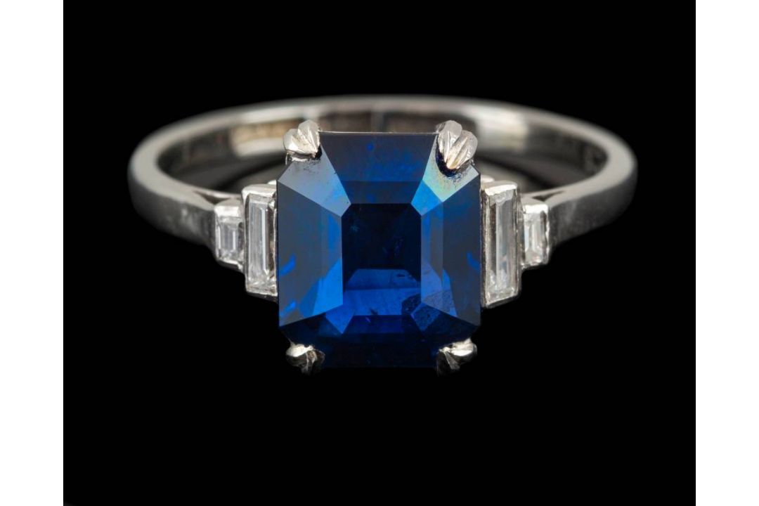 An Art Deco sapphire and diamond ring,: the rectangular cut sapphire, ca 3. - Image 3 of 3