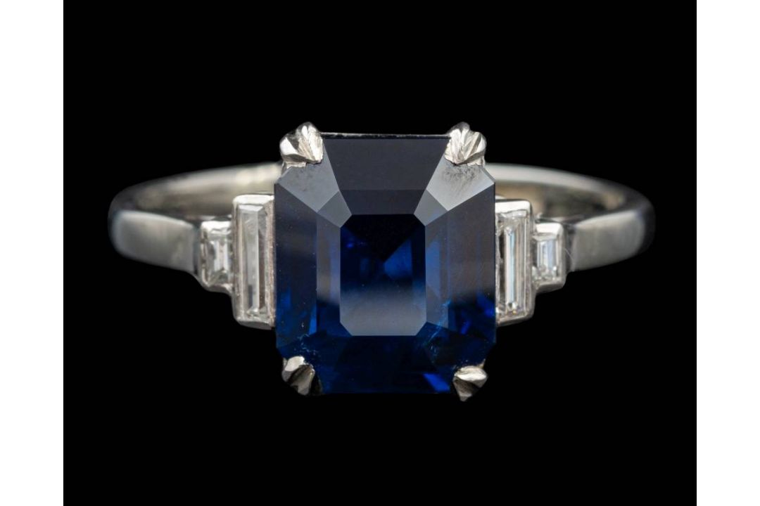 An Art Deco sapphire and diamond ring,: the rectangular cut sapphire, ca 3. - Image 1 of 3