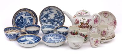 A mixed lot of English and Chinese porcelain: including a Lowestoft teapot and cover painted with