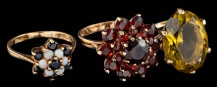 A 9 carat gold garnet cluster ring,: set with circular cut garnets, stamped 375,