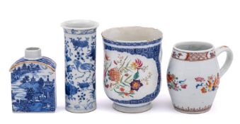 A mixed lot of Chinese porcelain, Qing Dynasty: including a famille rose barrel-shaped mug,