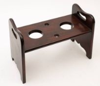 A Georgian-style mahogany decanter drainer stand: 40cm wide.