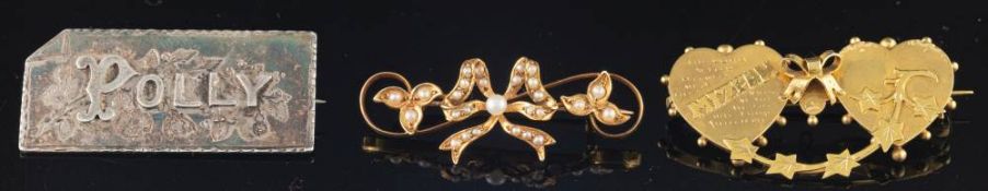 A gold coloured Mizpah brooch,: composed of two hearts with ivy leaf decoration, stamped 9ct, 3.