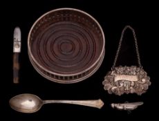 A mixed lot of collectable silver, various makers and dates: includes wine label, coffee spoon,