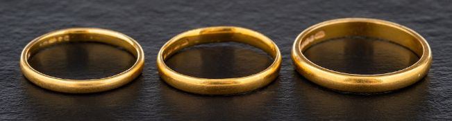 Three 22ct gold bands,: ring sizes L1/2, M and R, total weight ca. 8.4gms.