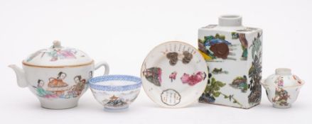 A mixed lot of Chinese porcelain: including a small famille rose cup,
