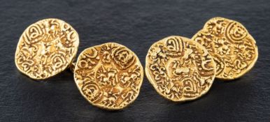 A pair of cufflinks with engraved decoration,: diameter ca. 1.5cm, total weight ca. 15gms.