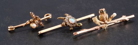 Three animal bar brooches,: including a turtle bar brooch set with an opal ca. 0.