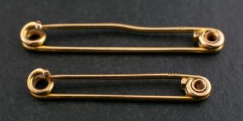 Two gold bar brooches,: both stamped '15CT', length ca. 3.4cm, total weight ca. 3.