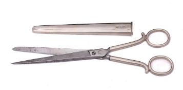 A George V silver scissors sheath, maker Goldsmiths & Silversmiths Co Ltd, London,