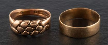 Two 9ct gold rings,: including a corn sheaf ring with hallmarks for Birmingham,