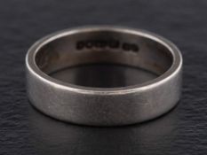 An 18ct gold band ring,: with hallmarks for London, 1965, ring size M, total weight ca. 4.9gms.