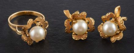A cultured pearl ring and pair of ear clips of flowerhead design,